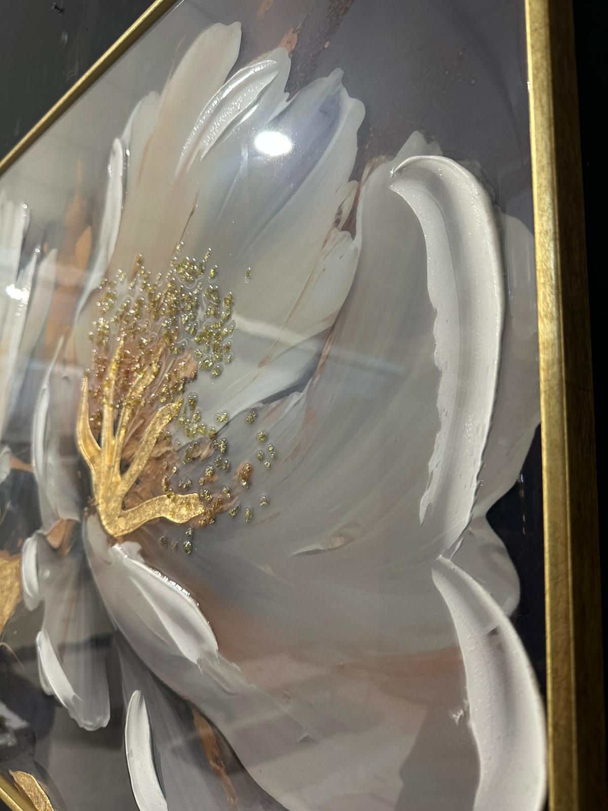 quadro con fiori bianchi in resina e cornice in oro