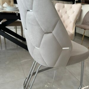 sedia grigio chiaro in velluto con piedi in metallo argento