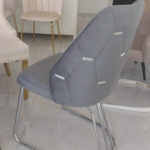 sedia grigio scuro in velluto con piedi in metallo argento