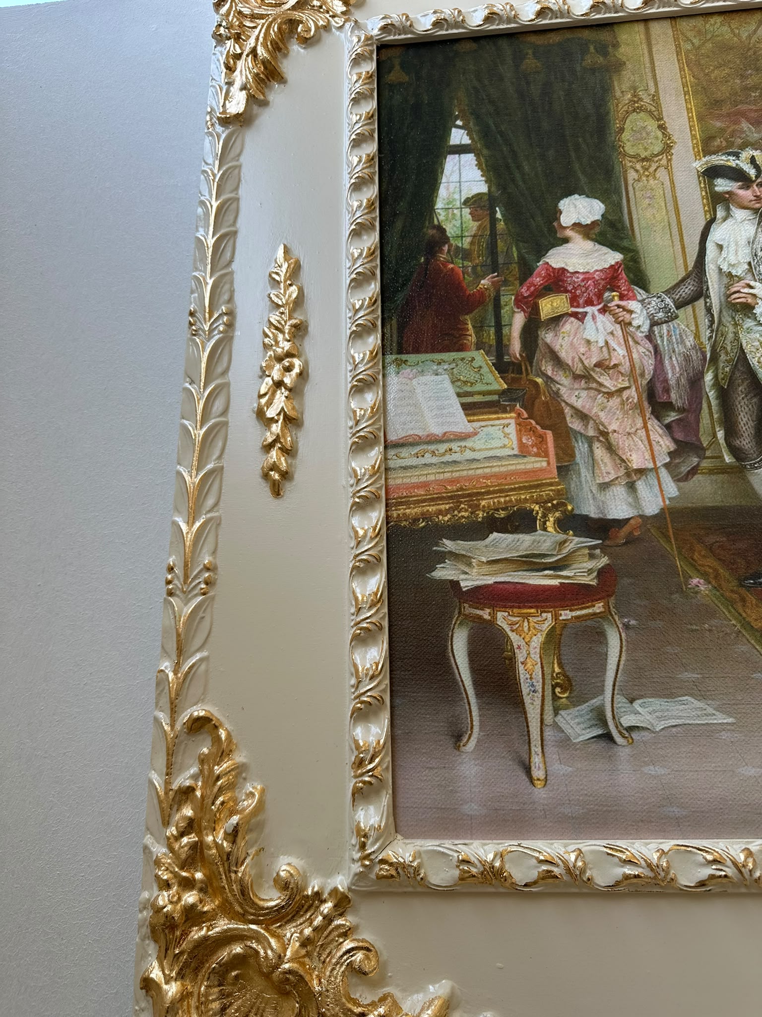 Quadro Classico “Salotto d’Epoca con Spinetta” Cornice Avorio e Oro lunghezza: 117 cm