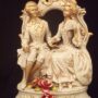 COPPIA-SEDUTI-CON-ARCO-IN-CERAMICA-DECORO-AVORIO-FOGLIA-ORO-CON-CRISTALLO-162566606700