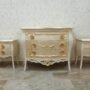 TRIS-COMO-E-COMODINI-IN-LEGNO-CON-CASSETTI-DECORO-AVORIO-FOGLIA-ORO-E-CRISTALLI-162590812200