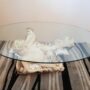 TAVOLINO-CON-ANGELI-IN-CERAMICA-AVORIO-E-ARGENTO-CON-VETRO-SOGGIORNO-ARREDO-CASA-152622750122