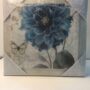 QUADRO-MODERNO-CON-CORNICE-ARGENTO-E-TELA-CON-FIORE-E-GLITTER-50×48-cm-154257104515