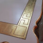 TAVOLO-IN-LEGNO-AVORIO-E-FOGLIA-ORO-E-SEDIE-FOGLIA-ORO-RIVESTIMENTO-IN-TESSUTO-154454457476-6