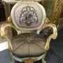 POLTRONA-IN-LEGNO-AVORIO-E-FOGLIA-ORO-E-TESSUTO-TORTORA-SEDIA-ARREDO-SOGGIORNO-163321599627