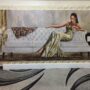 QUADRO-DONNA-SUL-DIVANO-CORNICE-BIANCA-E-ORO-IN-LEGNO-GLITTER-E-CRISTALLI-154336319787