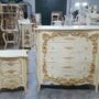 TRIS-COMO-E-COMODINI-IN-LEGNO-DECORO-PANNA-E-FOGLIA-ORO-CON-CRISTALLI-STRASS-152697144419