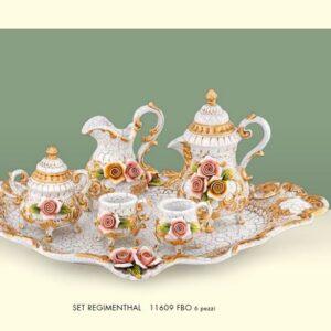 vassoio con tazzine con rose