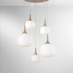 lampadario con sfera bianca e struttura effetto legno