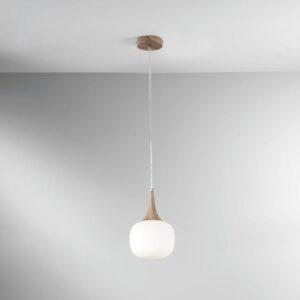 lampadario con sfera bianca e struttura effetto legno