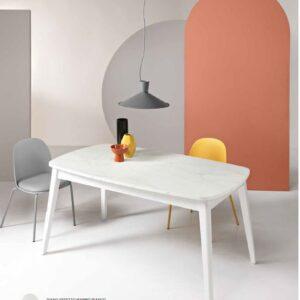 tavolo da pranzo con base in pietra effetto marmo