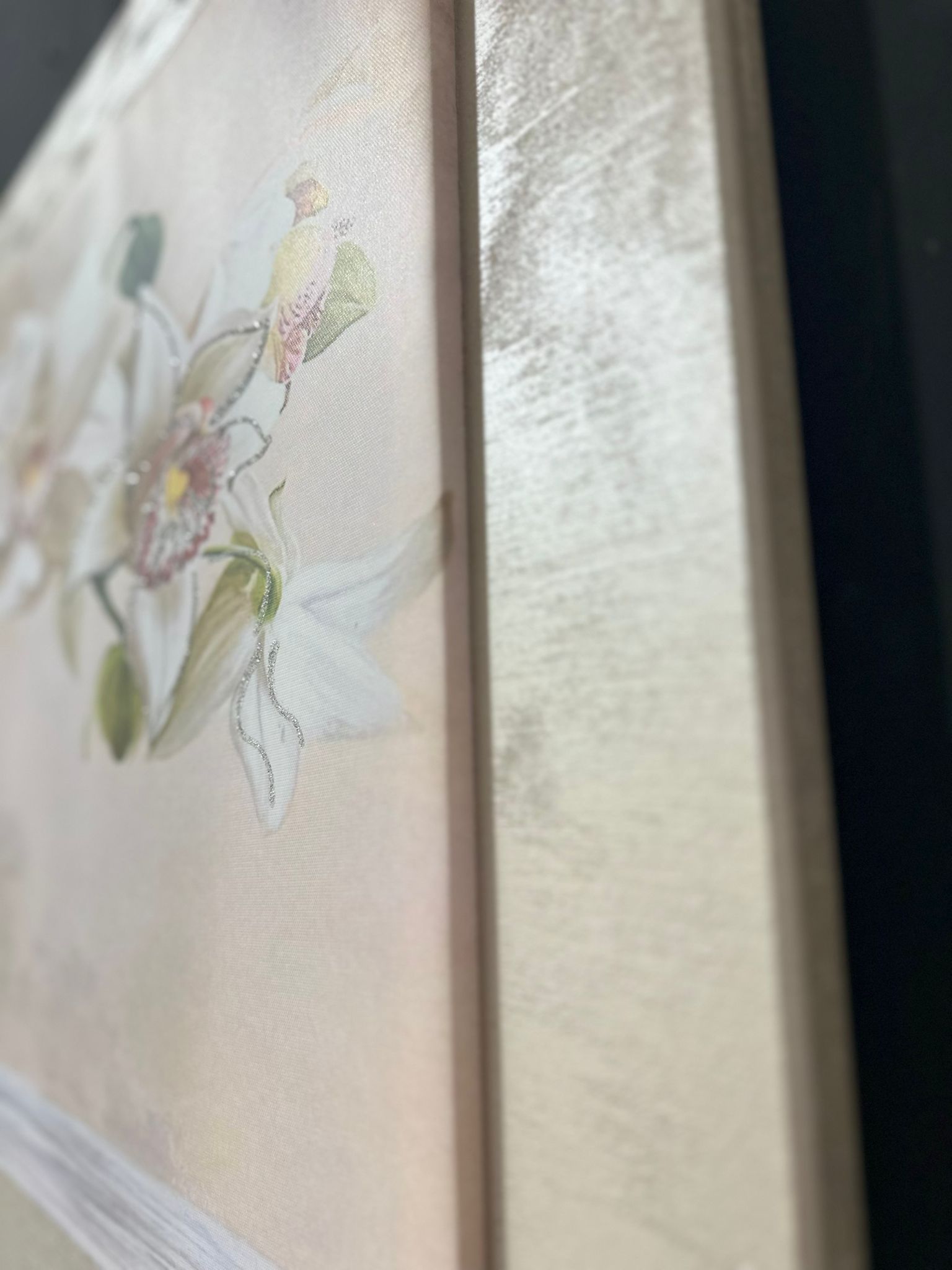 quadro con fiori bianchi cornice tortora