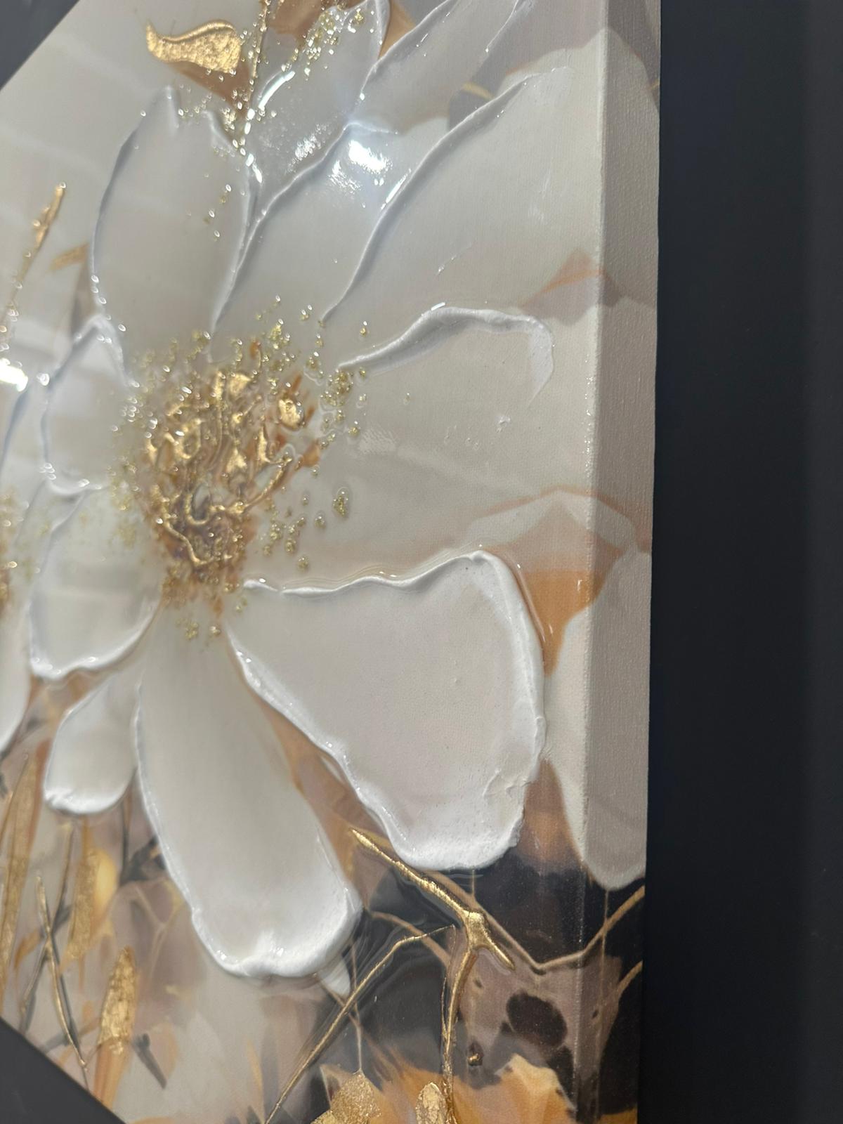 quadro con fiori bianchi e oro in resina senza cornice