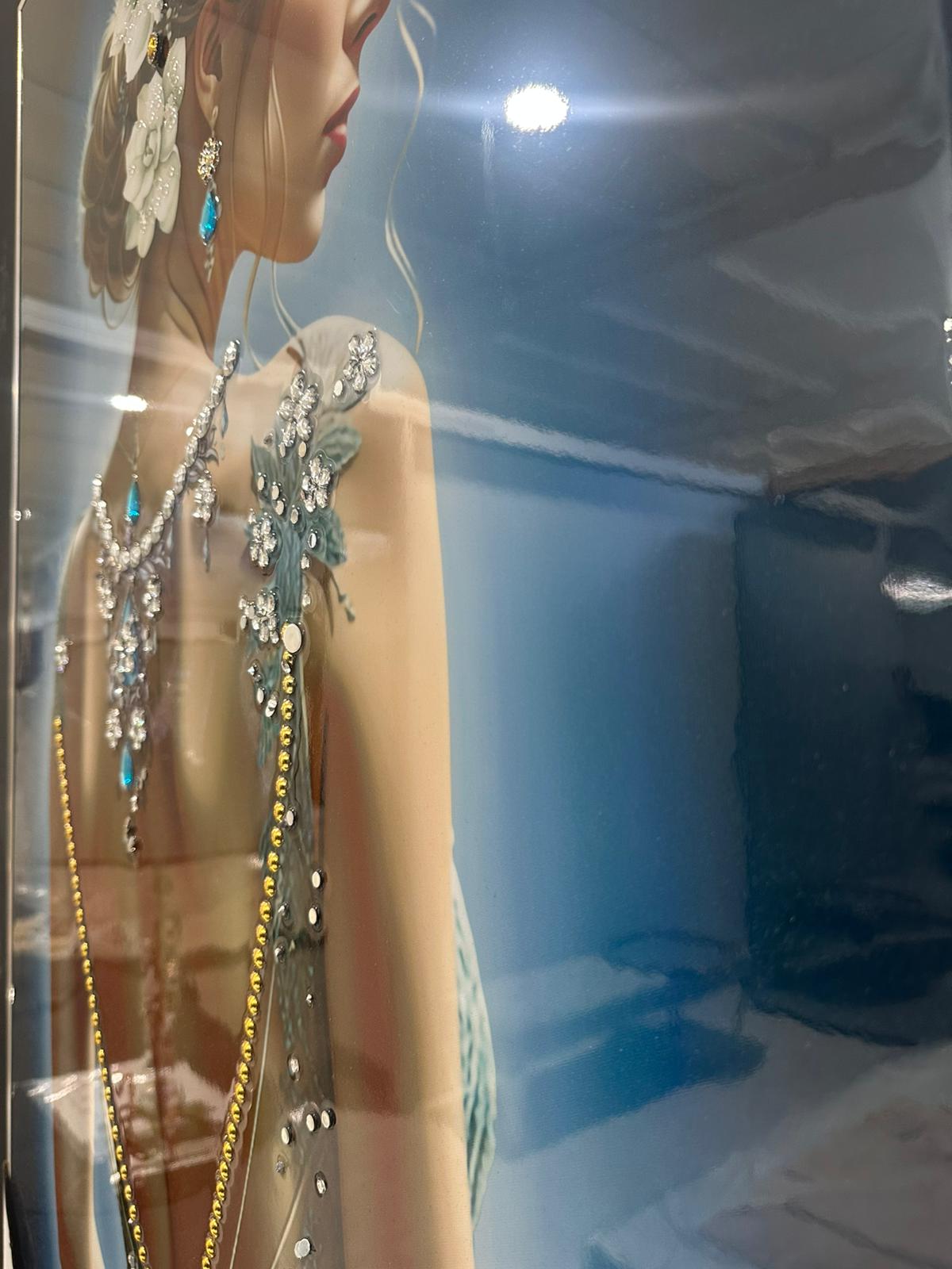 quadro donna con fiori bianchi sfondo blu e strass in rilievo