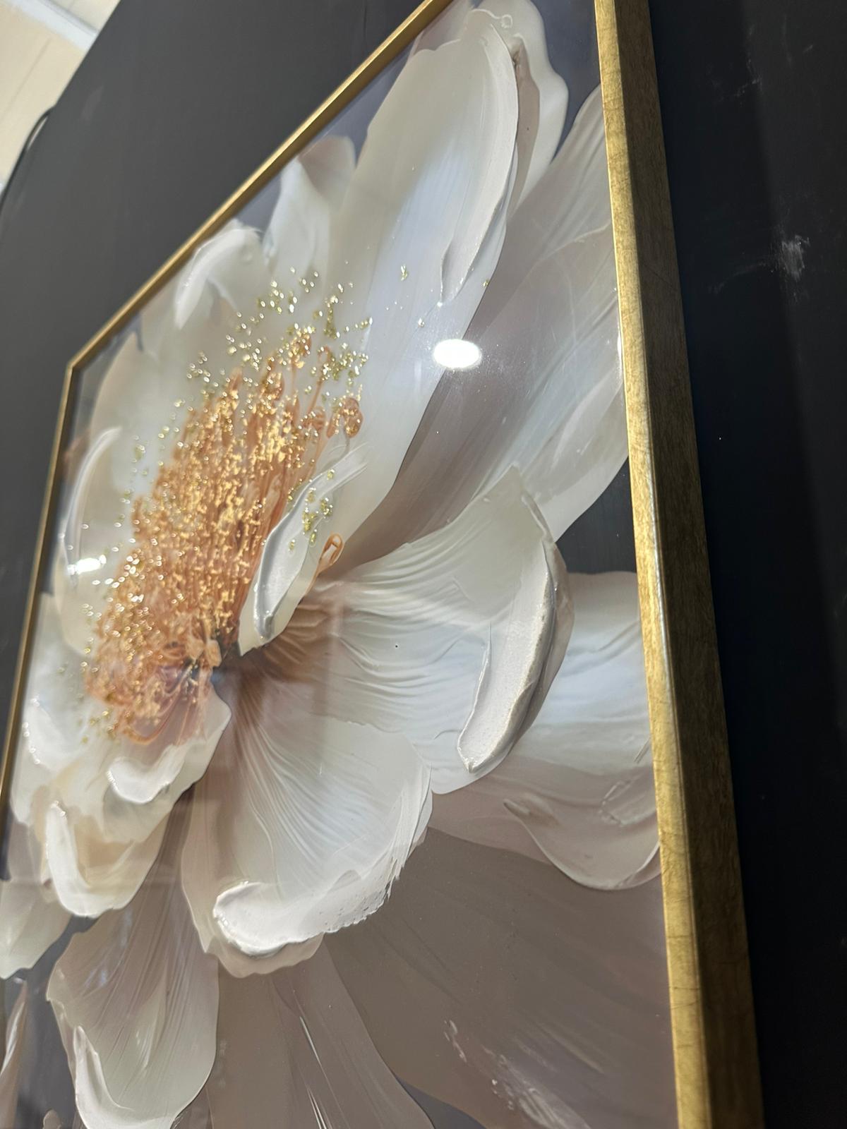 quadro con fiori bianchi in resina e cornice in oro