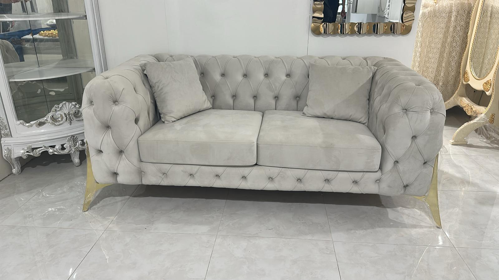 divani 2+3 posti modello chester piedi in metallo oro