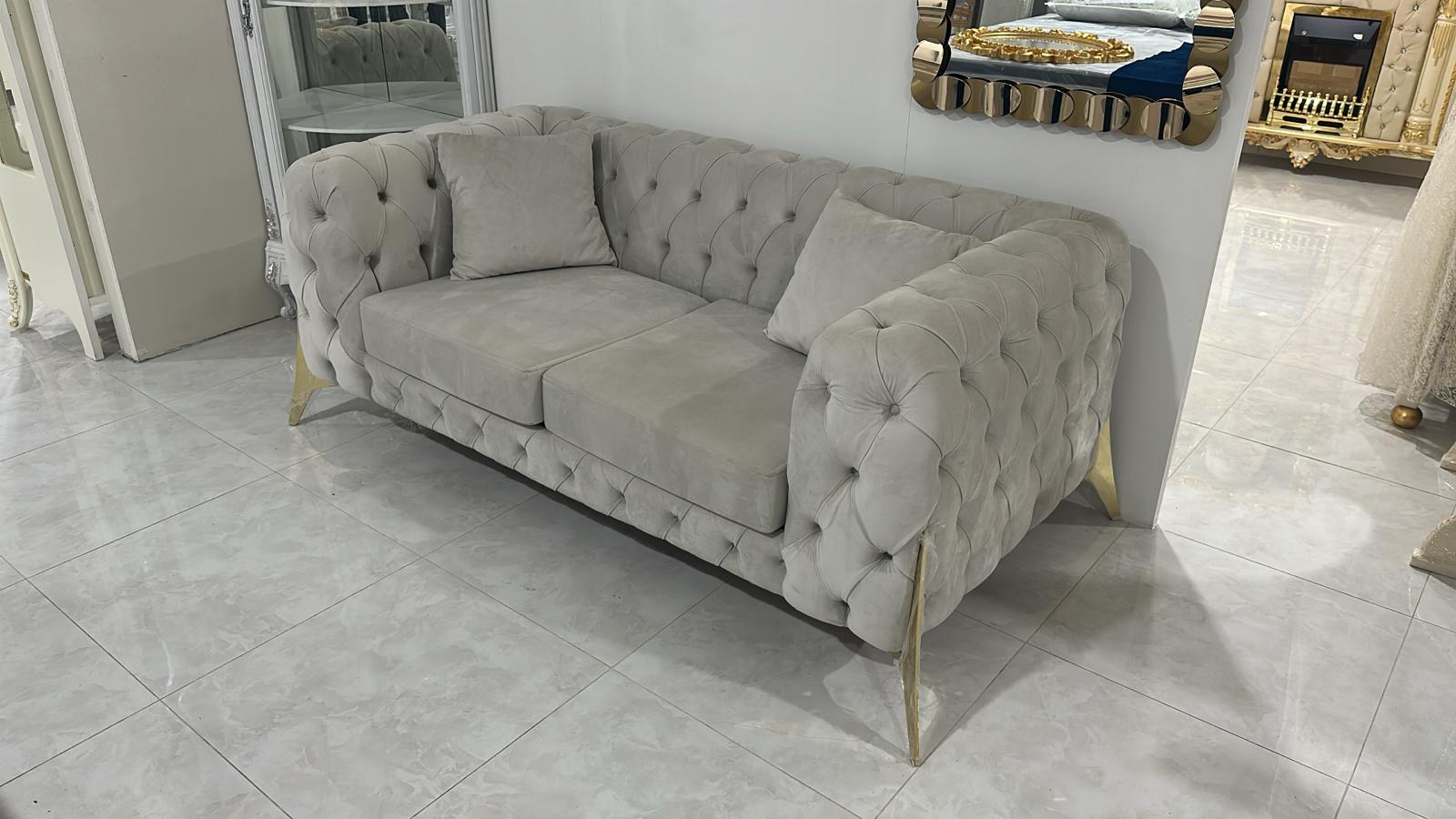 divani 2+3 posti modello chester piedi in metallo oro