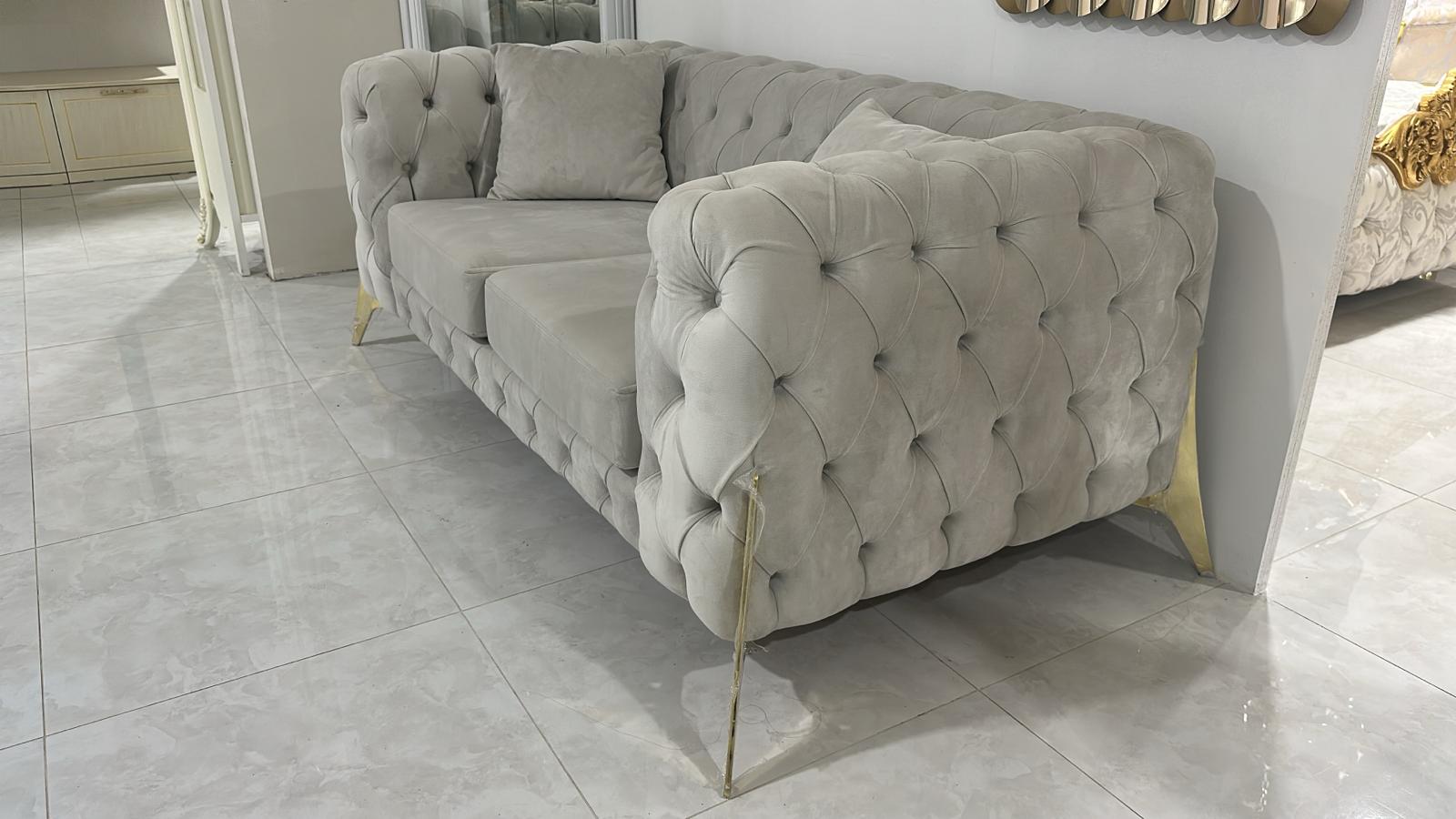 divani 2+3 posti modello chester piedi in metallo oro