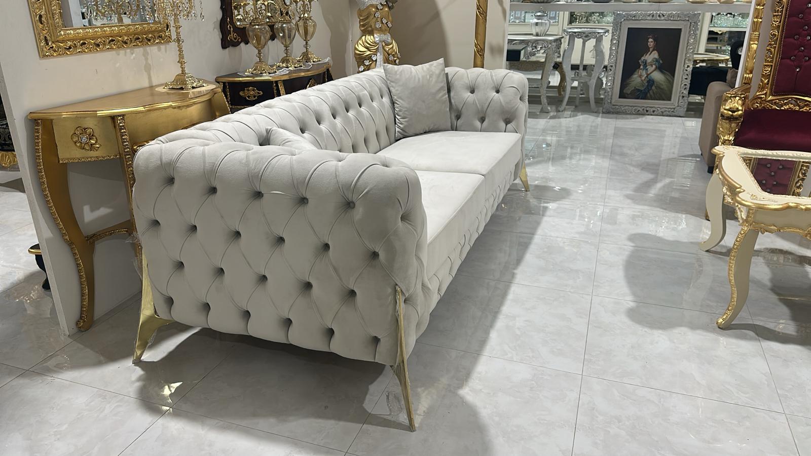 divani 2+3 posti modello chester piedi in metallo oro