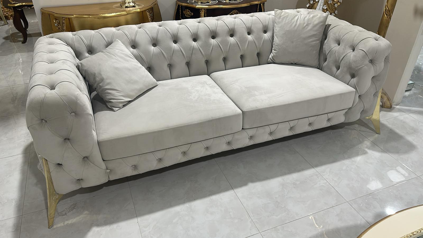 divani 2+3 posti modello chester piedi in metallo oro