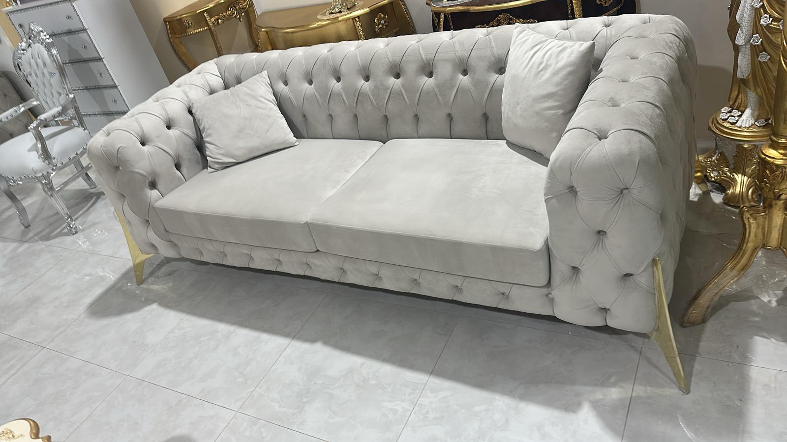 divani 2+3 posti modello chester piedi in metallo oro