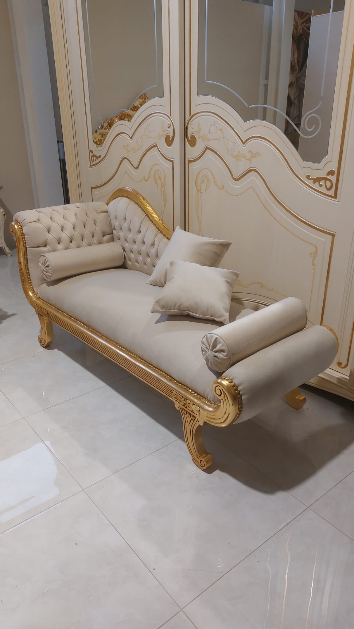 dormuse in velluto beige con piedi in metallo oro
