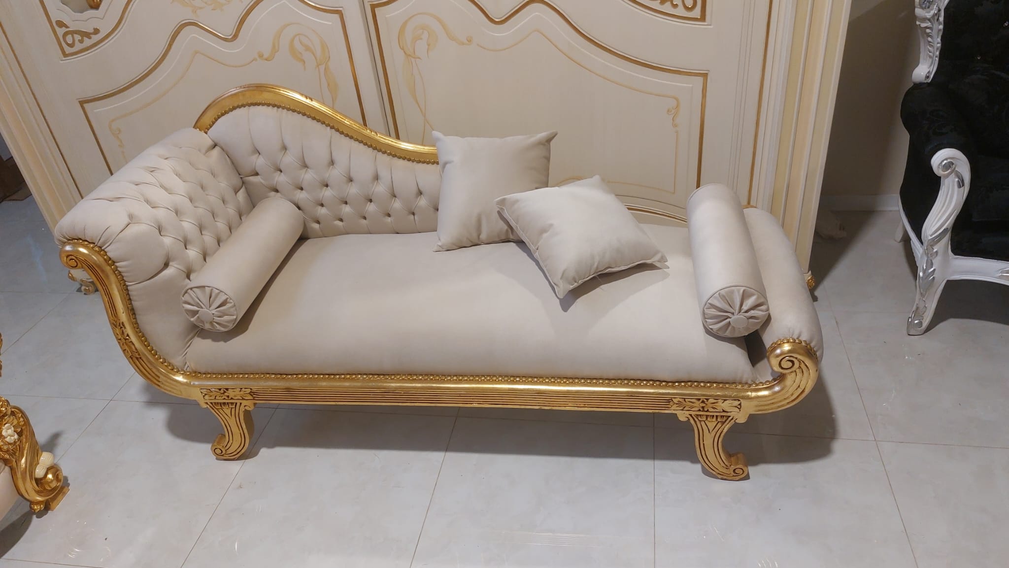 dormuse in velluto beige con piedi in metallo oro
