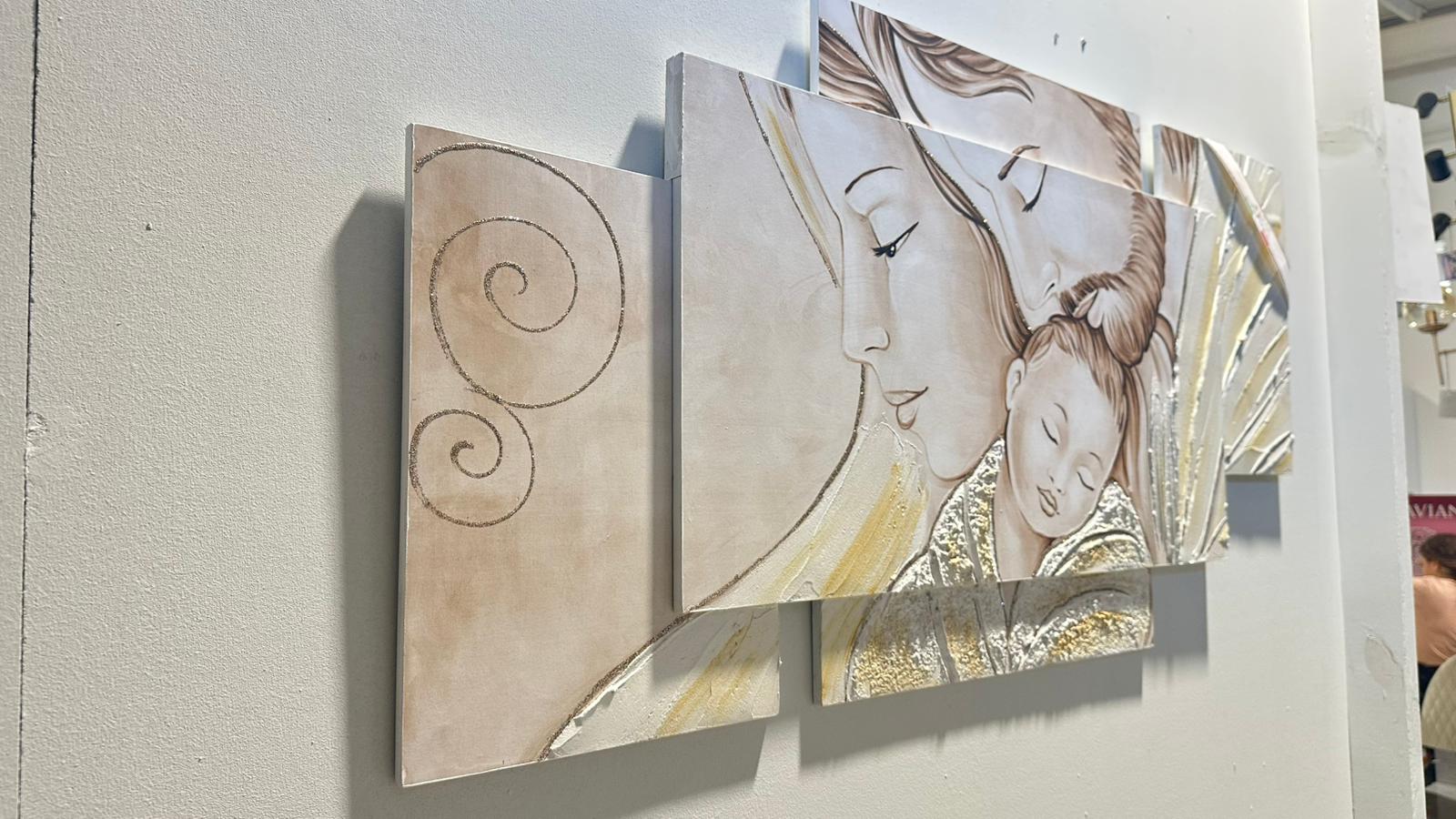 quadro sacra famiglia beige e oro in composizione multipannello