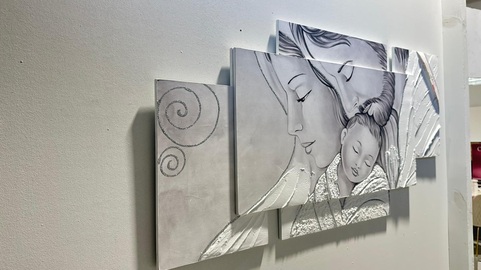 quadro sacra famiglia grigio e bianco in composizione multipannello