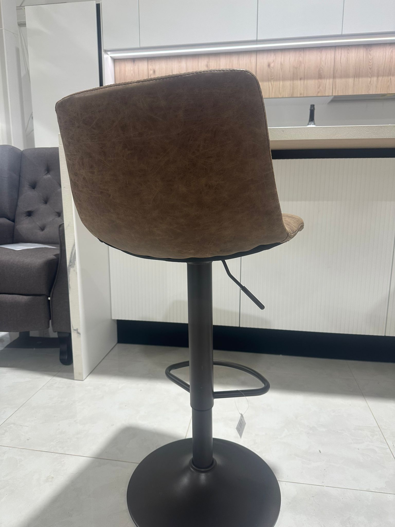 sgabello girevole e regolabile manualmente marrone mis: 80h x 37p x 40l
