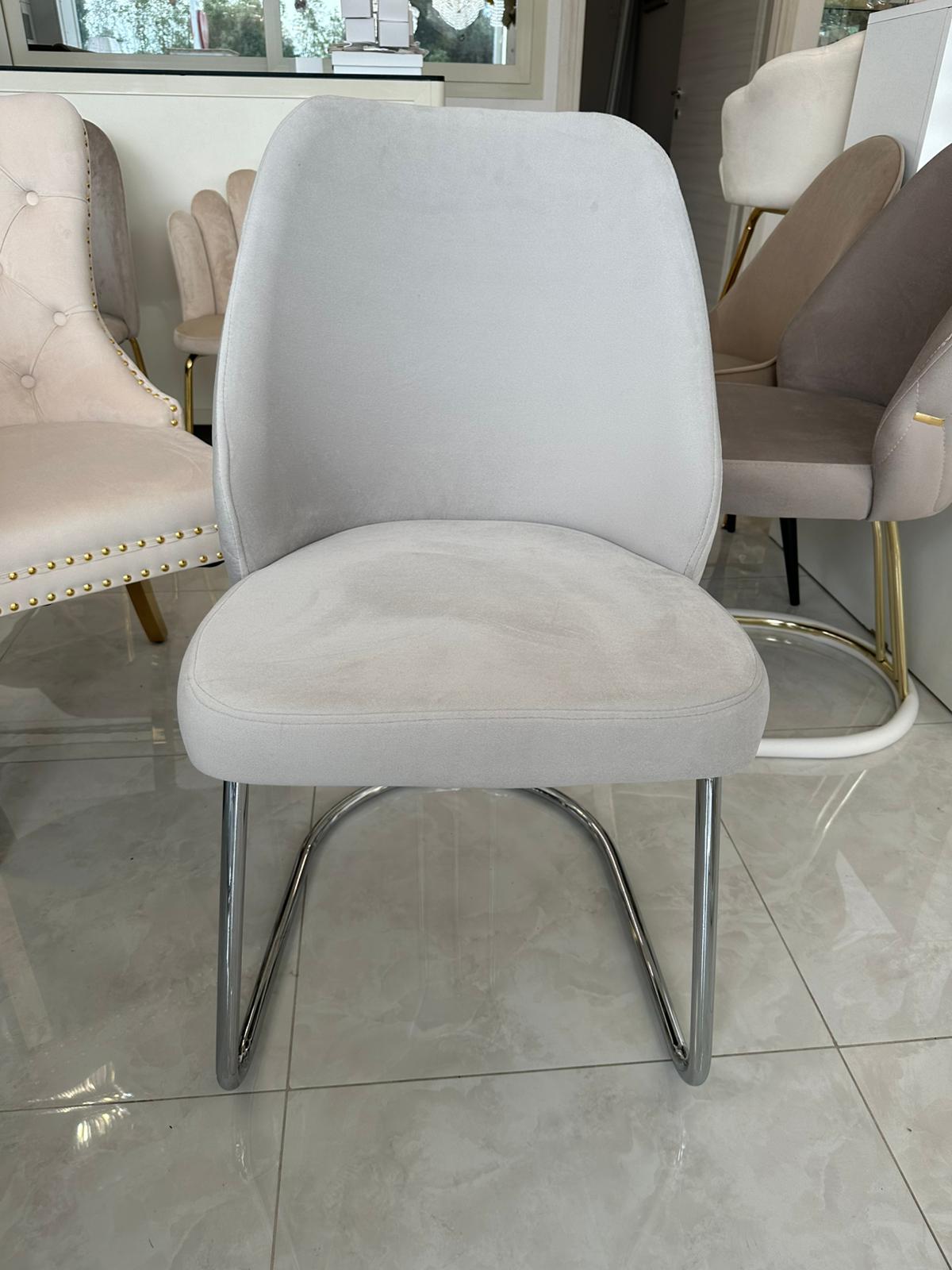 sedia grigio chiaro in velluto con piedi in metallo argento