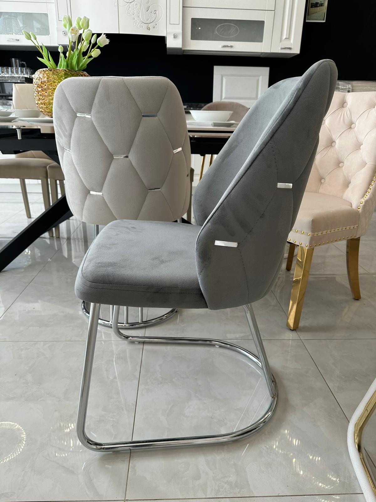 sedia grigio scuro in velluto con piedi in metallo argento