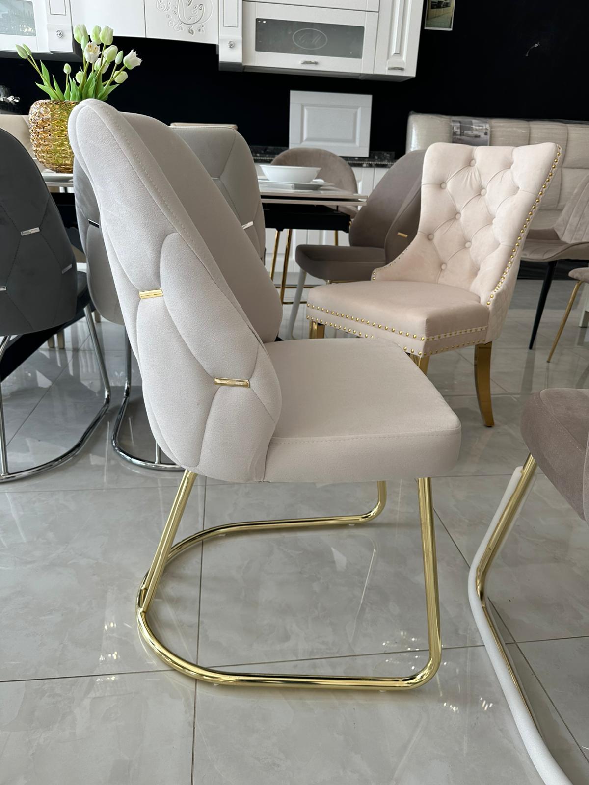 sedia beige in velluto con piedi in metallo oro