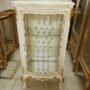 VETRINA-AD-1-ANTA-IN-LEGNO-AVORIO-E-ORO-E-PIANO-IN-MARMO-CON-STOFFA-ORO-163311156660