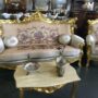 DIVANO-3-POSTI-2-POLTRONE-TAVOLINO-LEGNO-ORO-TESSUTO-AVORIO-SCURO-CON-DECORI-153964767851
