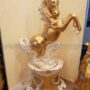 CAVALLO-RAMPANTE-E-COLONNA-IN-CERAMICA-FOGLIA-ORO-CON-CRISTALLI-152989623842