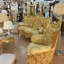 DIVANO-3-POSTI-2-POLTRONE-TAVOLINO-LEGNO-ORO-TESSUTO-ORO-CON-CRISTALLI-153964761212