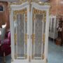 VETRINA-2-ANTE-IN-LEGNO-BAROCCO-DECORO-AVORIO-E-ORO-STOFFA-E-CRISTALLI-CREDENZA-153508715012