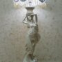 LAMPADA-1-LUCE-DONNA-AL-VENTO-STATUE-STILE-ANTICO-CERAMICA-BIANCO-E-ARGENTO-152189816413