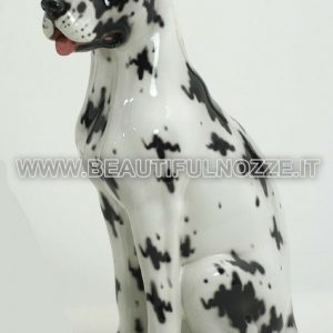 CANE ALANO ARLECCHINO MEDIO SEDUTO IN CERAMICA BIANCA CON MACCHIE NERE ANIMALI