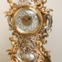 OROLOGIO-CON-4-PUTTI-ANGELI-IN-CERAMICA-DECORO-FOGLIA-ORO-ARGENTO-DA-TAVOLO-152201998396