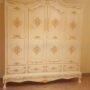 ARMADIO-4-ANTE-IN-LEGNO-AVORIO-E-ORO-CON-CIMASA-E-DECORI-CAMERA-DA-LETTO-153167984008