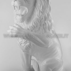 LEONE SEDUTO CON ZAMPA SX ALTA IN CERAMICA BIANCO OCCHI IN CRISTALLO SWAROVSKI