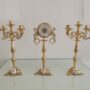 TRIS-CANDELIERE-E-OROLOGIO-DA-TAVOLO-IN-METALLO-BAGNO-ORO-CON-ROSA-CAPO-DI-MONTE-162572247728