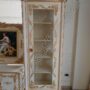 VETRINA-1-ANTA-IN-LEGNO-AVORIO-E-FOGLIA-ORO-CON-CRISTALLI-163028975598