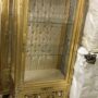 VETRINA-A-1-ANTA-IN-LEGNO-FOGLIA-ORO-CON-STOFFA-ORO-E-CRISTALLI-ARREDO-CASA-SALA-153214948548