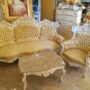 DIVANO-3-POSTI-2-POLTRONE-TAVOLINO-PANNA-FOGLIA-ORO-STOFFA-ORO-E-CRISTALLI-162606031709