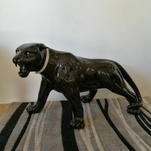 PANTERA IN AGGUATO IN CERAMICA NERA CON COLLARE E OCCHI IN CRISTALLO