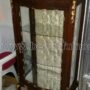 VETRINA-IN-LEGNO-NOCE-E-ORO-CON-PIANO-IN-MARMO-INTERNO-STOFFA-AVORIO-E-CRISTALLI-153215878609
